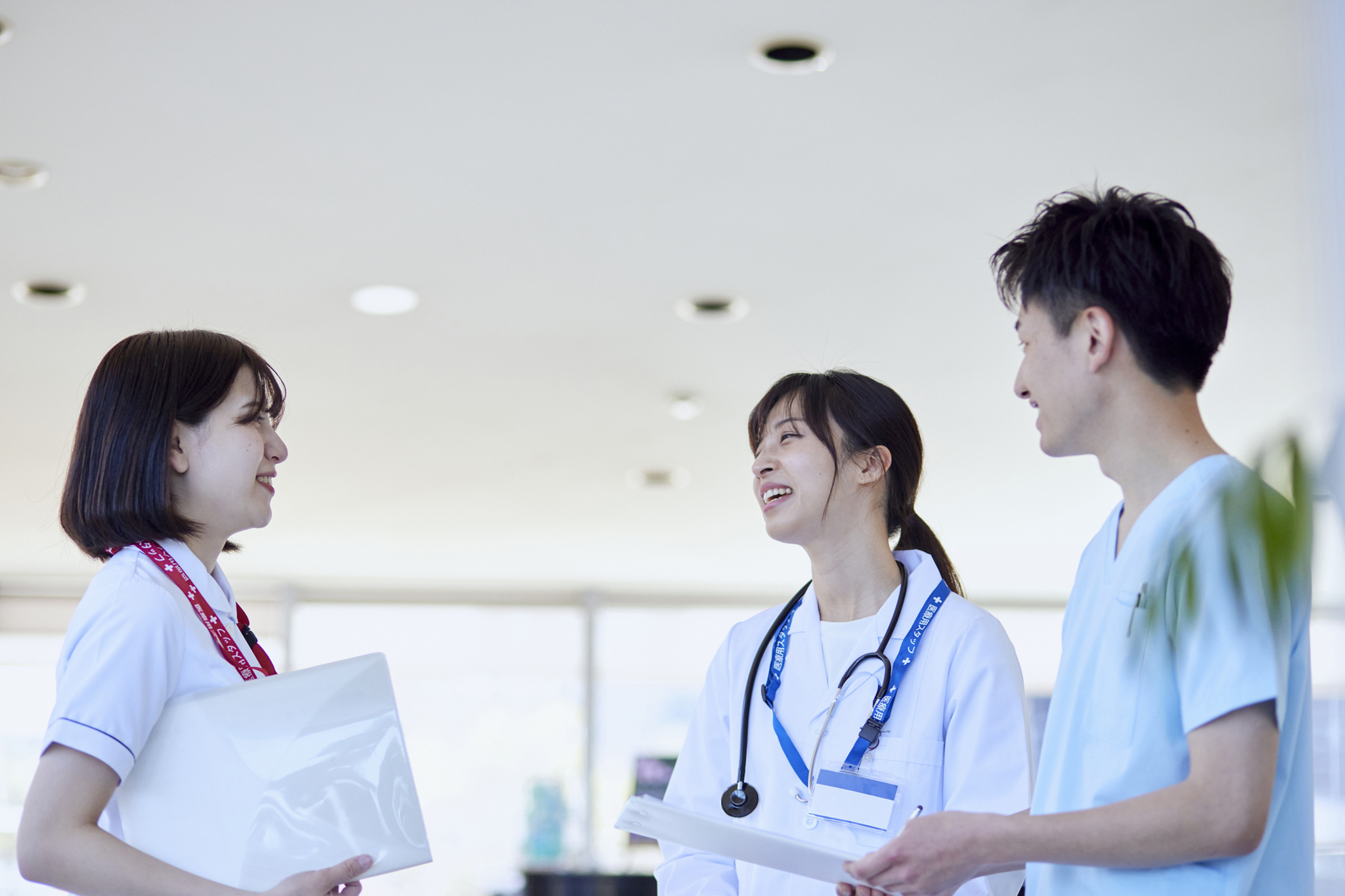 スタッフの話し合い風景の画像